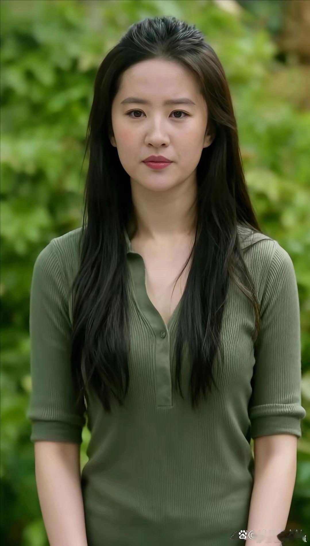 刘亦菲这素颜真的太能打了！哪怕没有妆容修饰，皮肤依然通透细腻，眉眼间灵气逼人，完