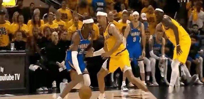 我每次看亚历山大打球，眼睛都死死盯着他那个左手。就看他一个变向，左胳膊肘那么顺势