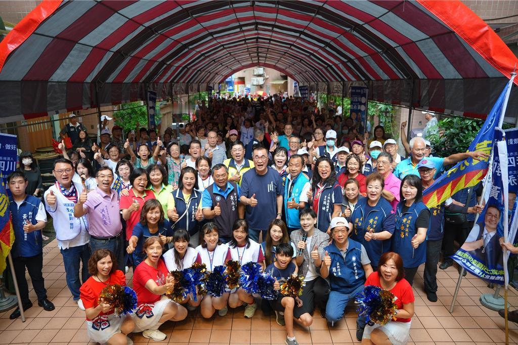 李四川赴土城替小鸡站台再到板桥参与中元普渡 巧遇老邻居
国民党新北市长候选人李四