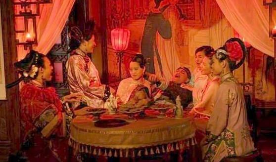 1885年，胡雪岩在被慈禧抄家前，预感到胡家不保，就将12名小妾召到了身边，一人
