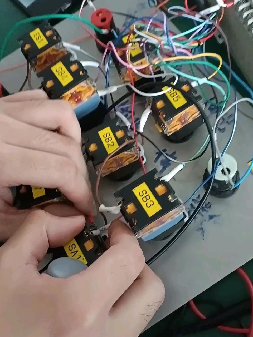 作为一名电工，你够硬气吗？

电工若想底气十足、言辞强硬，不仅自身得有过硬的技术