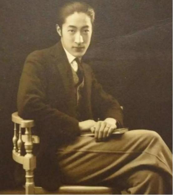 1962年，一位嘴唇、脸庞紫得发黑，头发全白、牙齿掉光，瘦到脱相的老人，在上海监