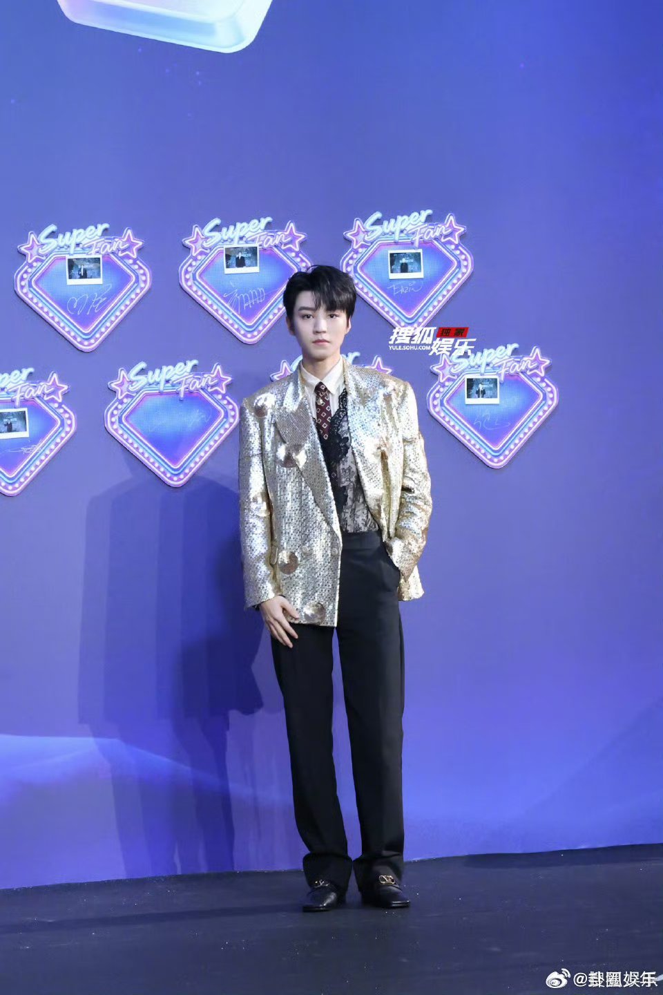 王俊凯巅峰之夜红毯生图红毯生图抗打王者！王俊凯颜值状态在线，身形挺拔气场全开，生