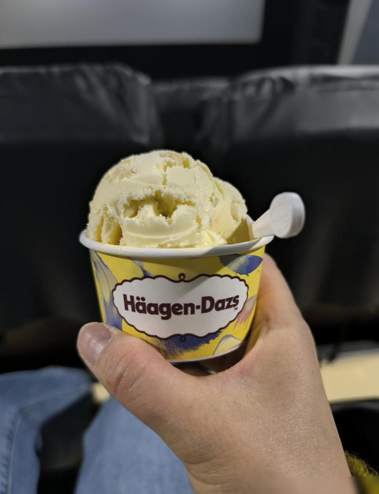 最近去刷了2026版《呼啸山庄》。
满场几乎全是40到55岁的女性，这阵仗挺反