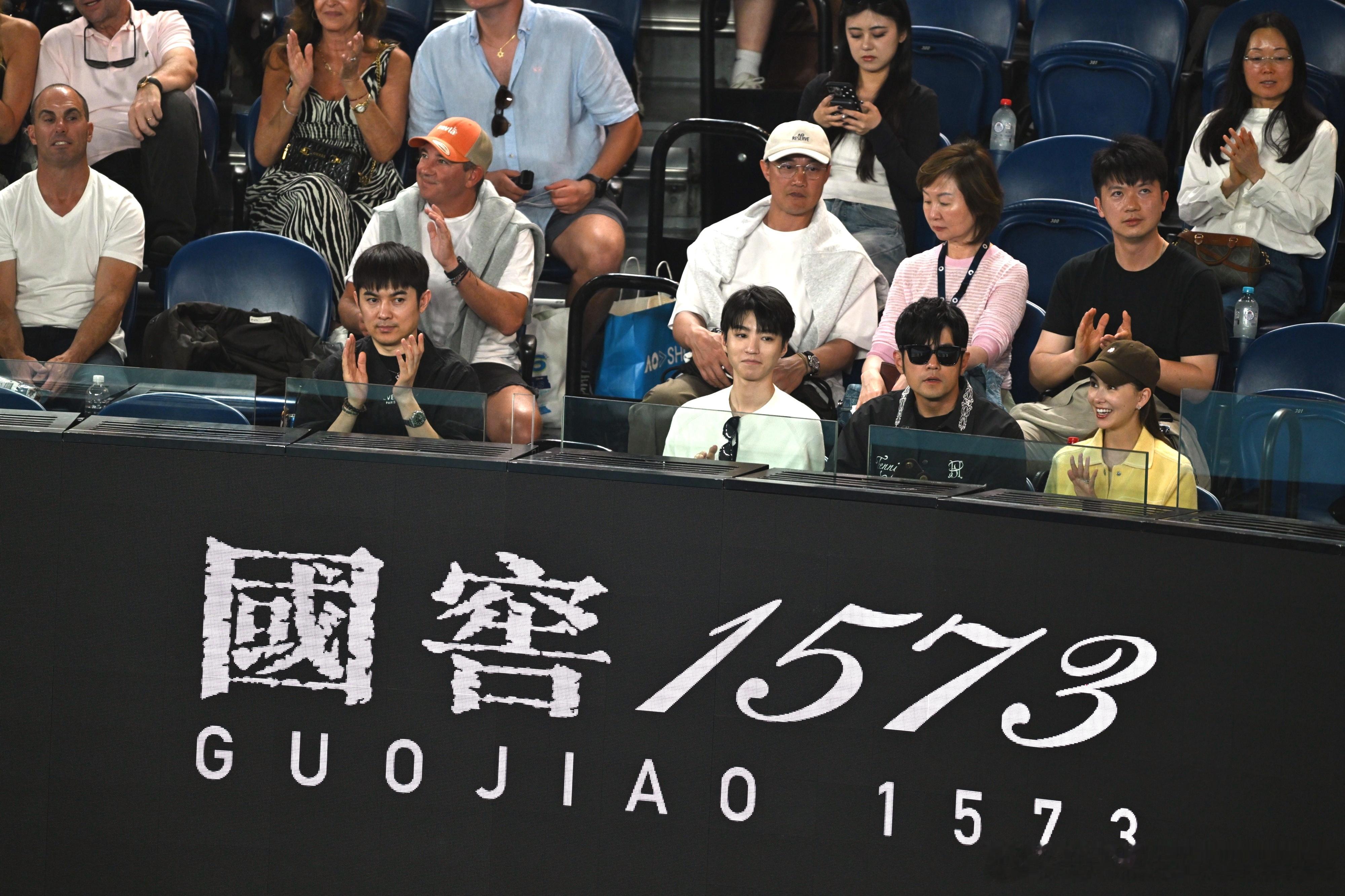 王俊凯观战澳网 王俊凯！周杰伦！一起在澳网现场看球！！！澳网男单半决赛：辛纳vs