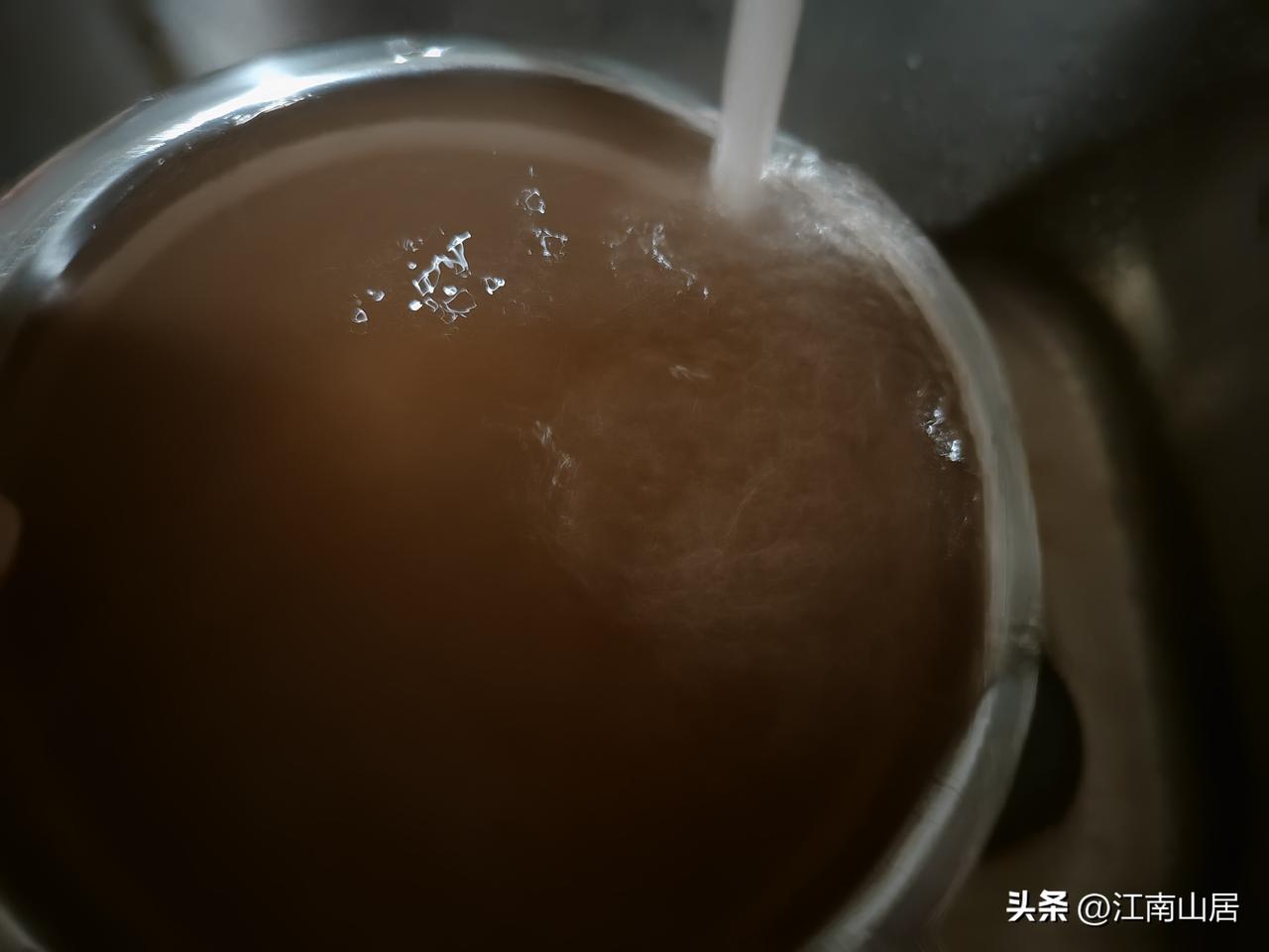 下午物业停水，清洁水箱。自来水恢复通水后，图一是刚开始打开水龙头的水，图二是放了