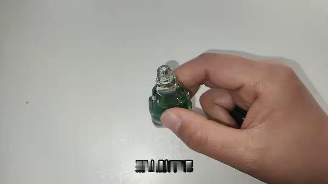 睡前在腋下滴两滴风油精，坚持几天，好处显而易见，很多人现在才知晓。
晚上睡觉前，
