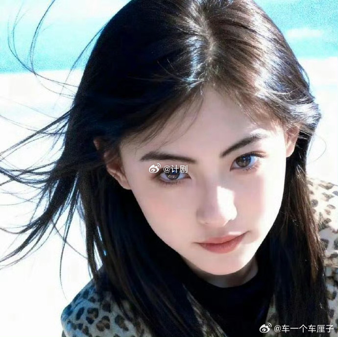 张柏芝皮肤好到像开了滤镜 张柏芝每次出现都能让人感叹，她的皮肤状态也太稳定了，透