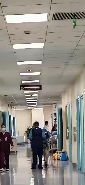 救还是不救？
假如自己得了脑梗死、脑干出血等重病，在重病监护室里，只有靠各种管子