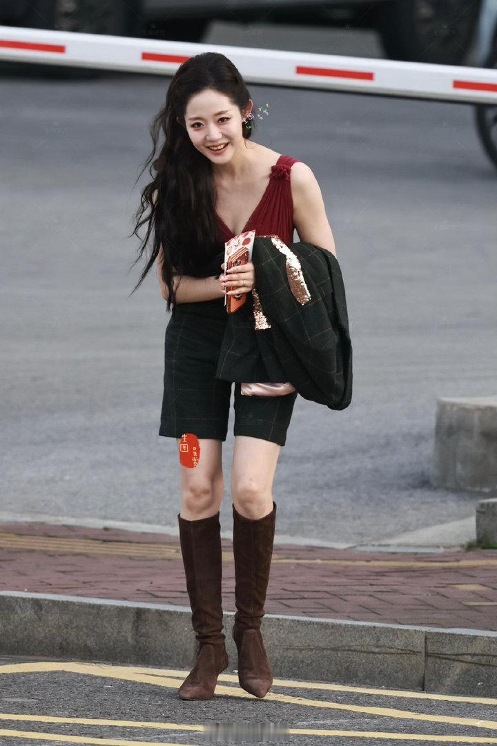 万千惠挑战完英文还要挑战咒语 万千惠一公背英文，二公改背《达拉崩吧》咒语，这歌词