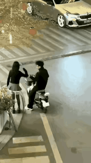 男友骑着电动车过来找女友，她说，我俩不合适，以后不要再见面了，说完跑向一辆豪华轿