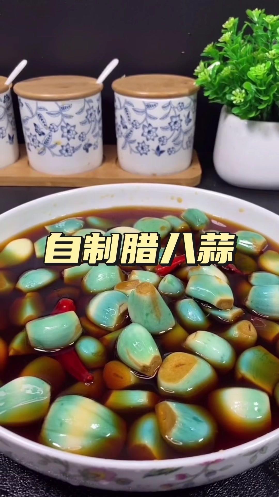1元2斤的腊八蒜，3天变绿超简单！🍋1元2斤大蒜掰成瓣，用手捏两下切去两头，快