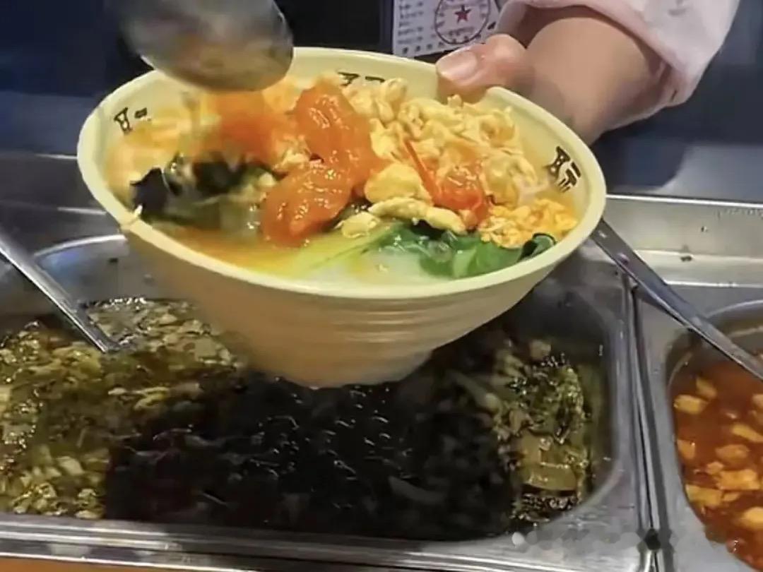 浙江服务区提供驾驶证即可用餐打折

近两天，一段罐车司机被采访的视频引发了很多卡