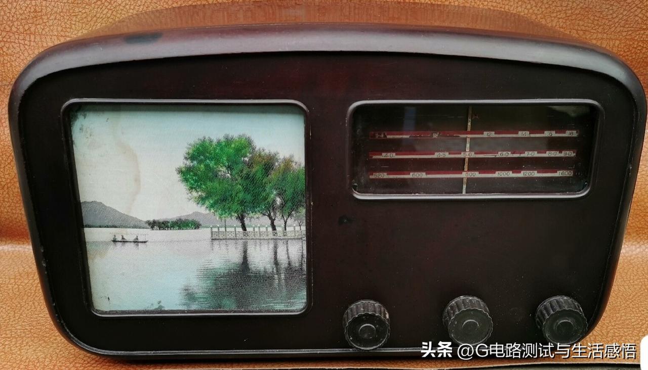 我清晰记得，家里最早的收音机是南京产的红星牌电子管收音机。
这台收音机是我刚上小