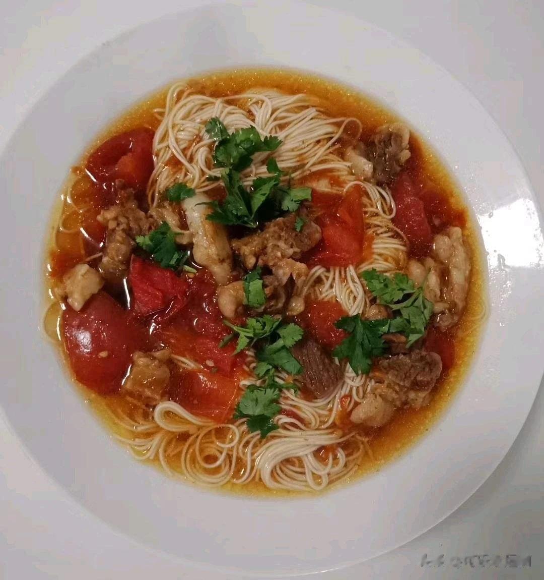 人生若只如初见，来碗番茄牛肉面。
#晒晒我的拿手菜#