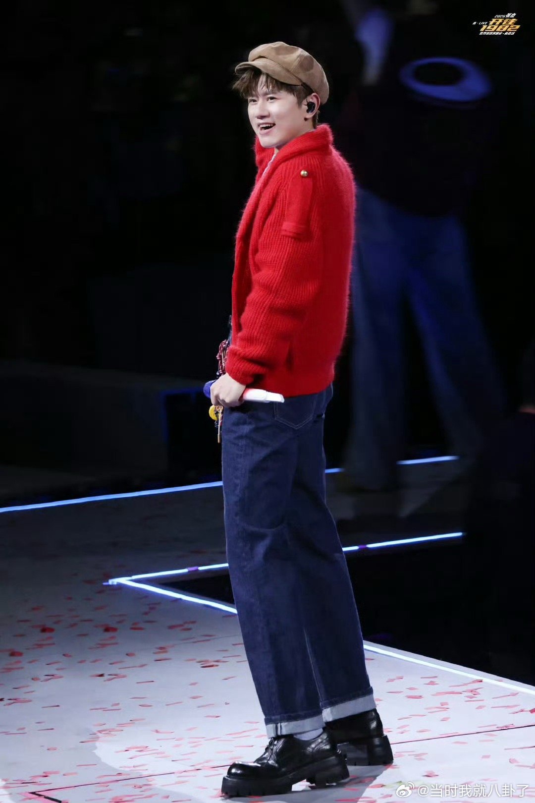 张凌赫给张杰送花篮张凌赫给杰哥演唱会送花篮，表示《天下》是侯爷的进行曲，适配度太