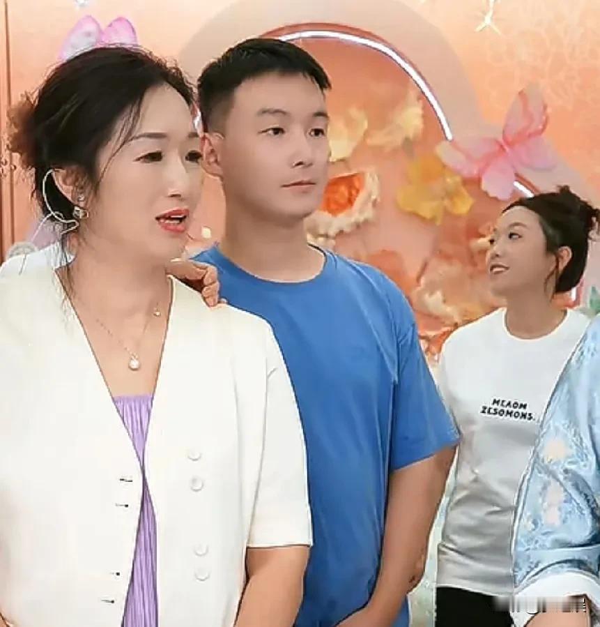 浩南和妈妈太像了，稳重的孩子，自己能努力的读研，他的自律值得学习！