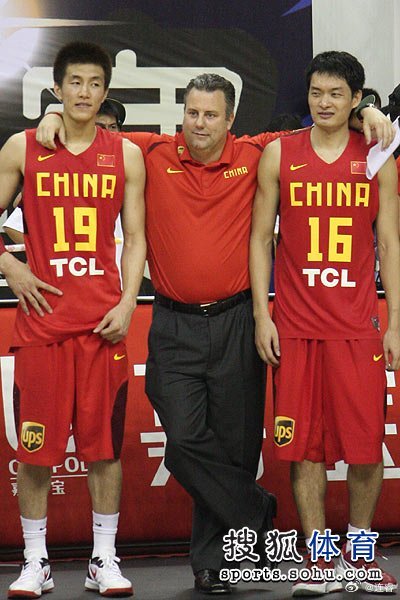 如果你的青春交叠过图片里的时刻，你会懂得那种感觉。那是一个互联网还没有“美式后卫