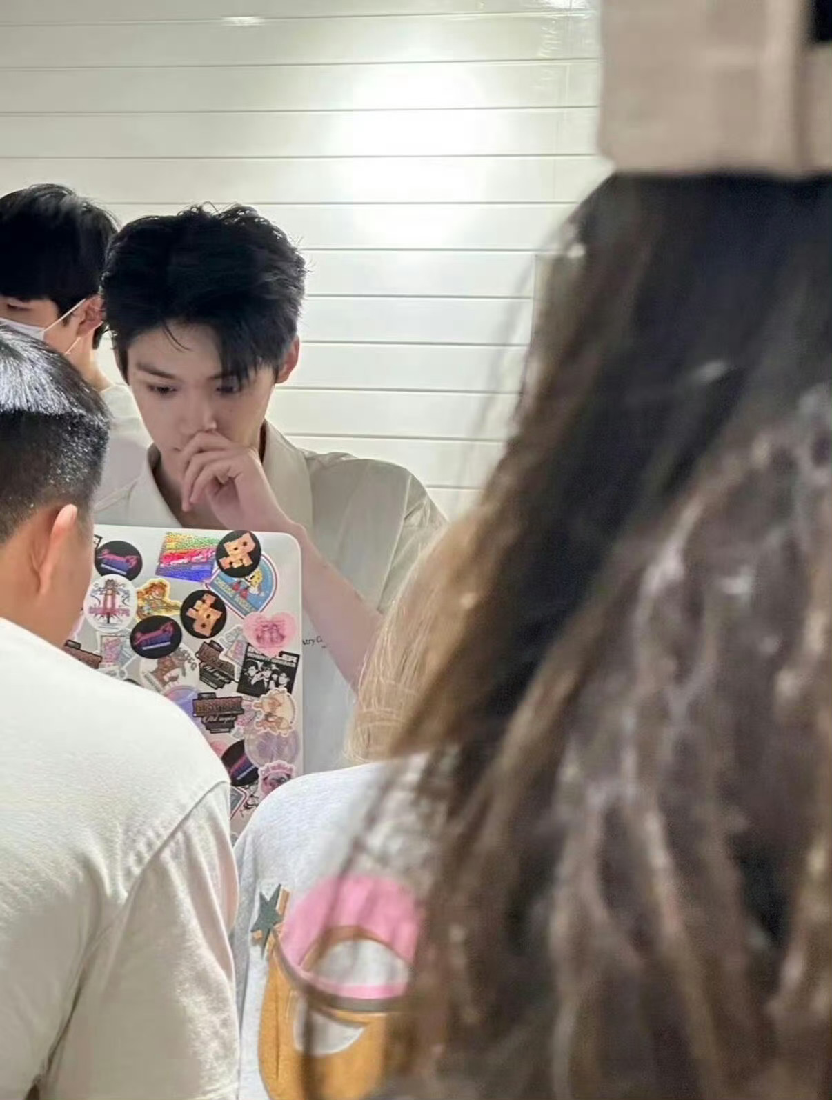 召唤郑朋眼尾痣大成功 梓渝眼尾痣 能不能上个热搜  梓渝演唱会