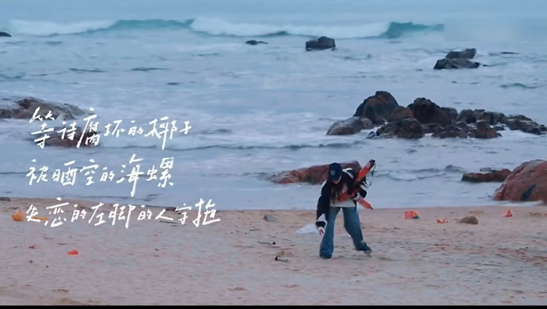 海南日月湾环卫工人一早上捡九车垃圾 阳光沙滩很美，别让垃圾煞风景。一上午9车垃圾