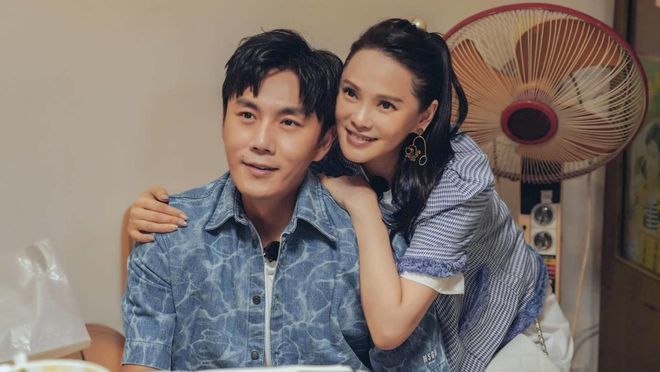 秦昊和伊能静夫妇巴黎街头甜蜜亮相引发网友热议。夫妻俩不仅衣着粉嫩的情侣色系显得甜