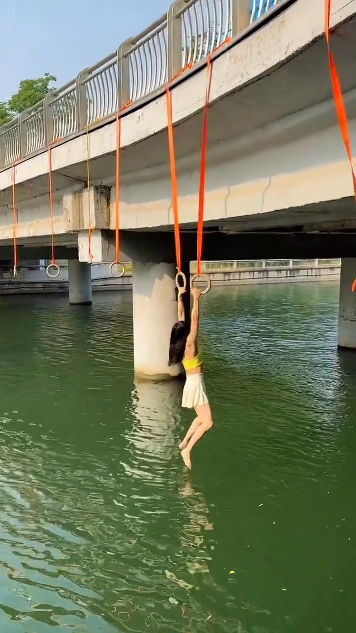 一字马徒手爬桥封神名场面。
加油，一定要加油。刚才所有的男的都没过去，就是差团座