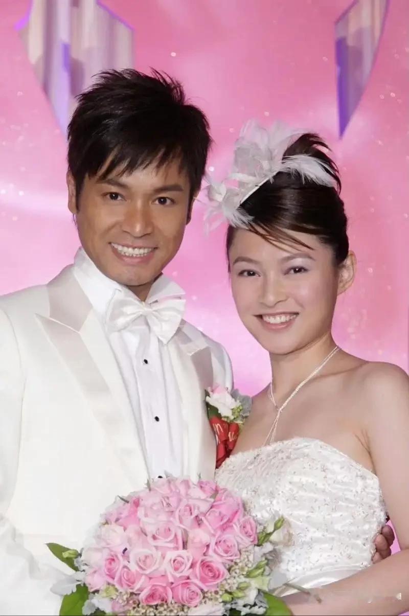 香港著名男演员郭晋安与妻子欧倩怡，曾经的模范夫妻，生育了两个孩子，老了老了，咋还