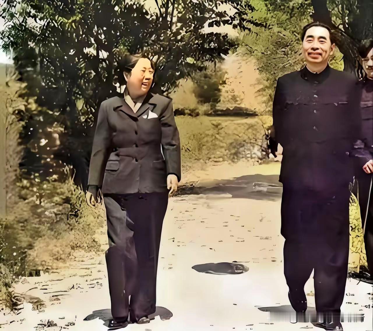 山河为笺，爱与信仰不朽

1960年初夏，颐和园中清风缱绻，柔枝扶疏。日理万机的