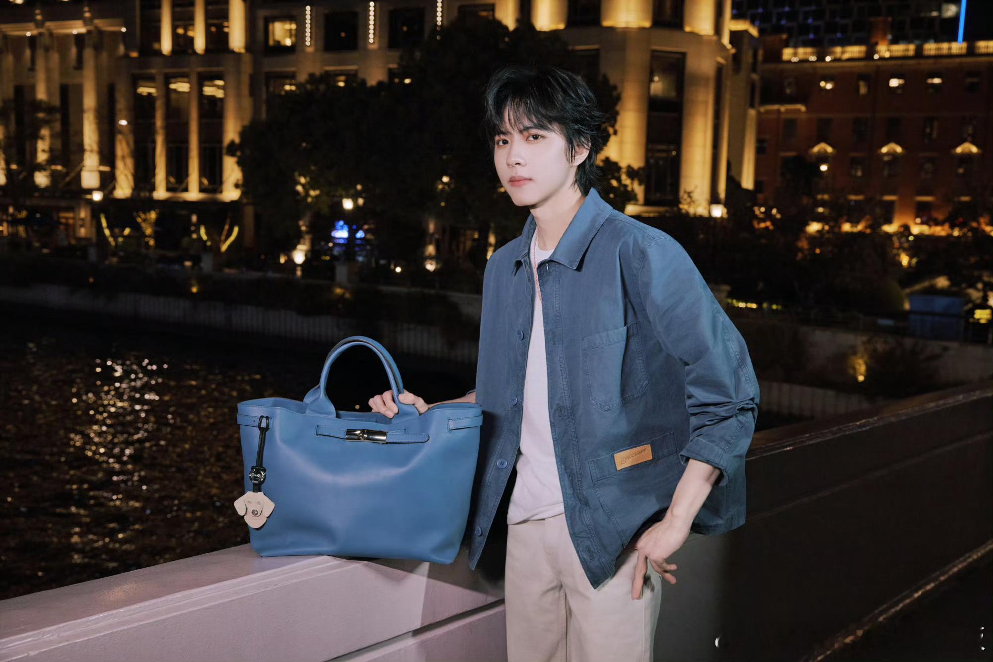 刘轩丞 为啥才看到轩丞这个物料，最喜欢第二张，这个小卷毛也好帅，我等着轩丞的鲜藕