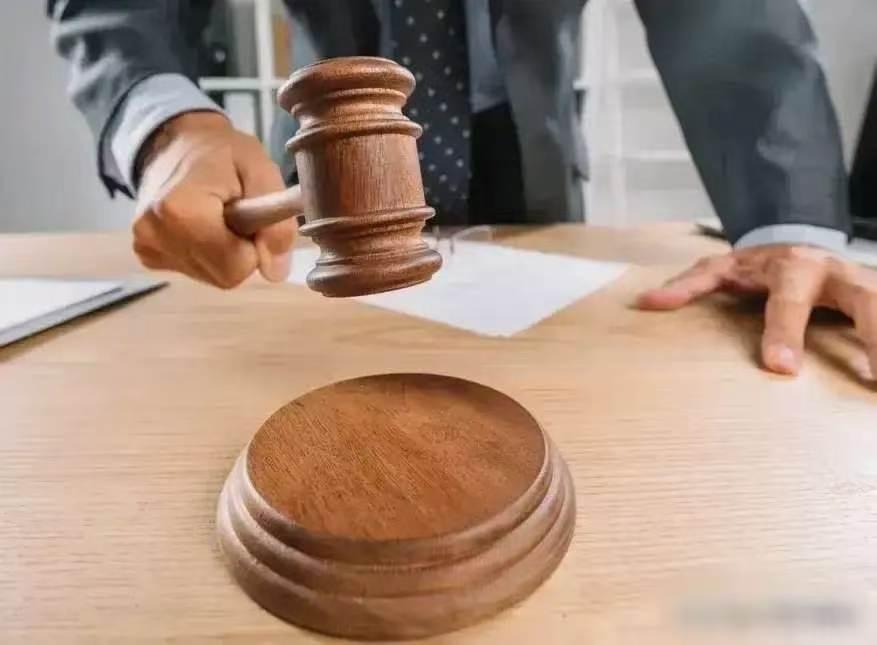 河南濮阳 ，男子经人介绍认识了还未满十八岁的女孩，没多久就订了婚，还拿出近二十万