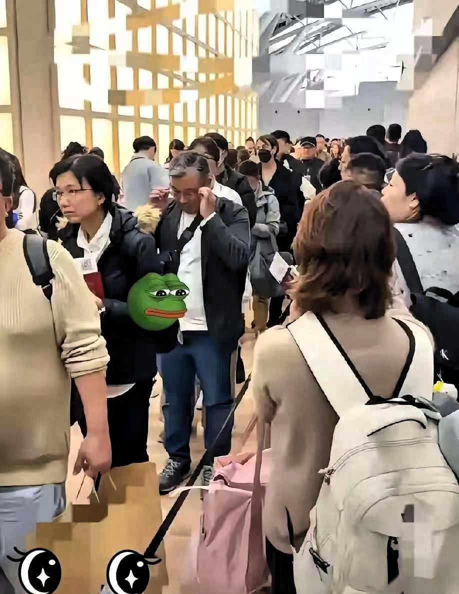 日本机场里，挤满了想要回中国的人。有人说：“再不回，就想想1937 - 12 -