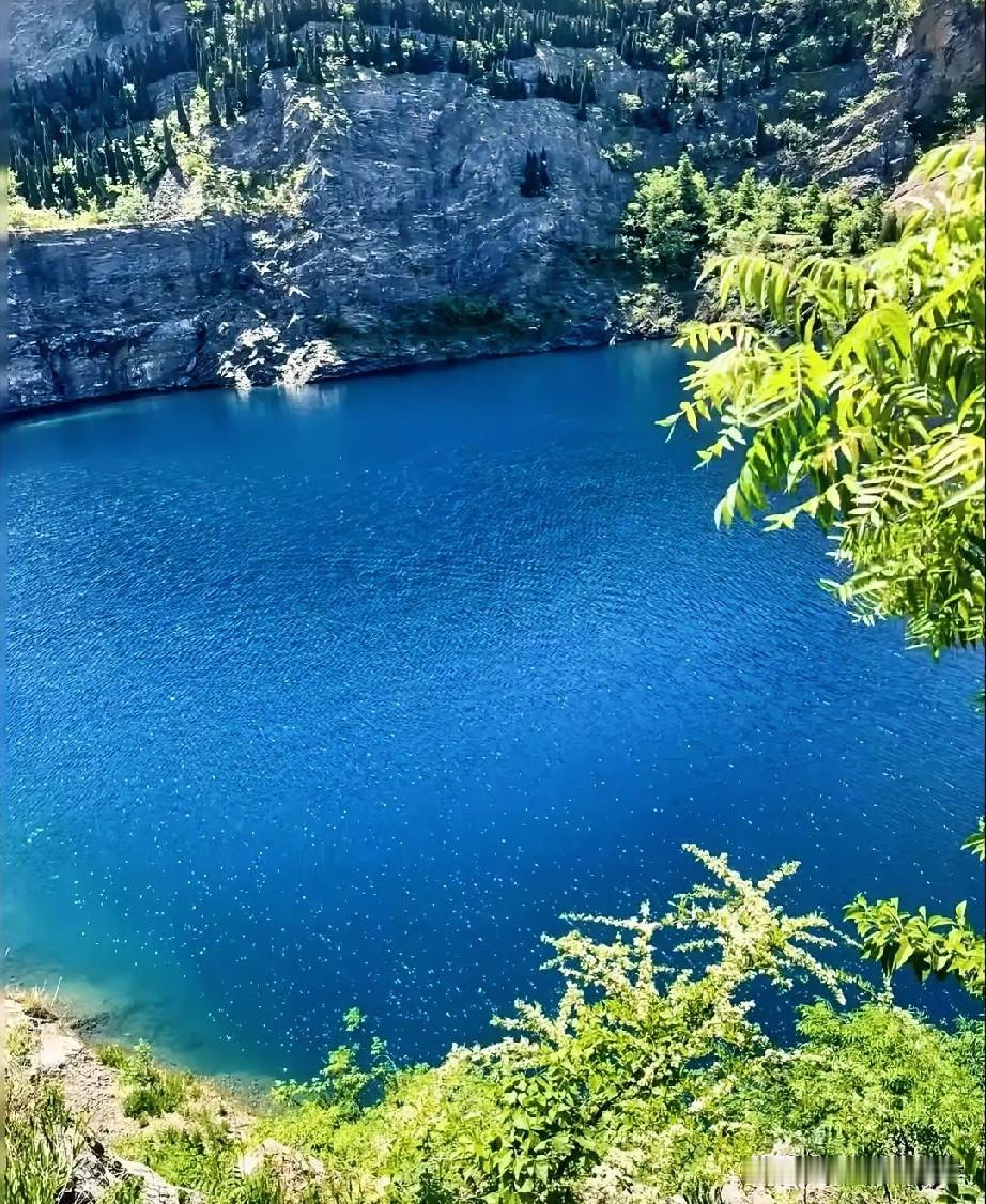 昔日喧嚣的采矿旧址，历经岁月修复，蜕变为淮河岸边独有的山水画卷。巨大矿坑蓄积一汪