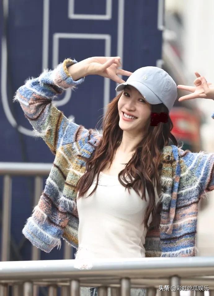 49岁李小冉浪姐路透照，她头戴棒球帽，身穿条纹毛衣开衫配牛仔裤，简直太年轻了。