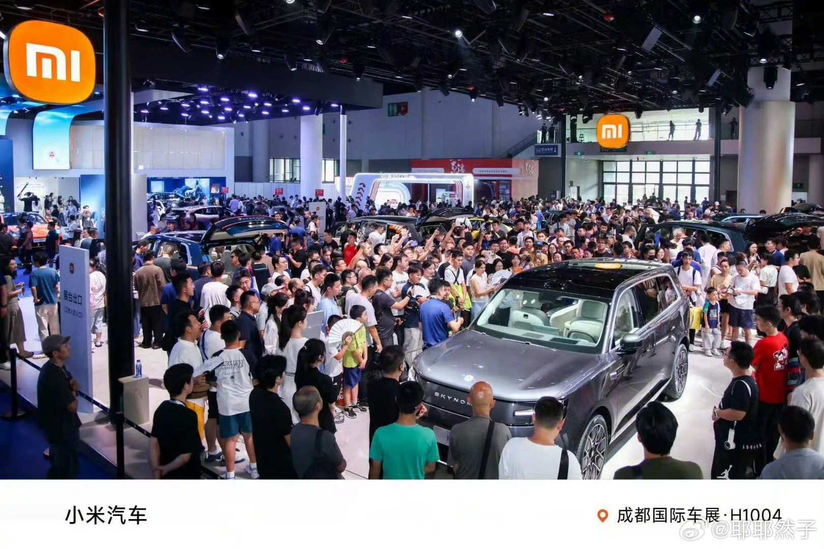 不愧是小米的人气 听说成都车展有车模凭澎程展台涨了几十万粉 