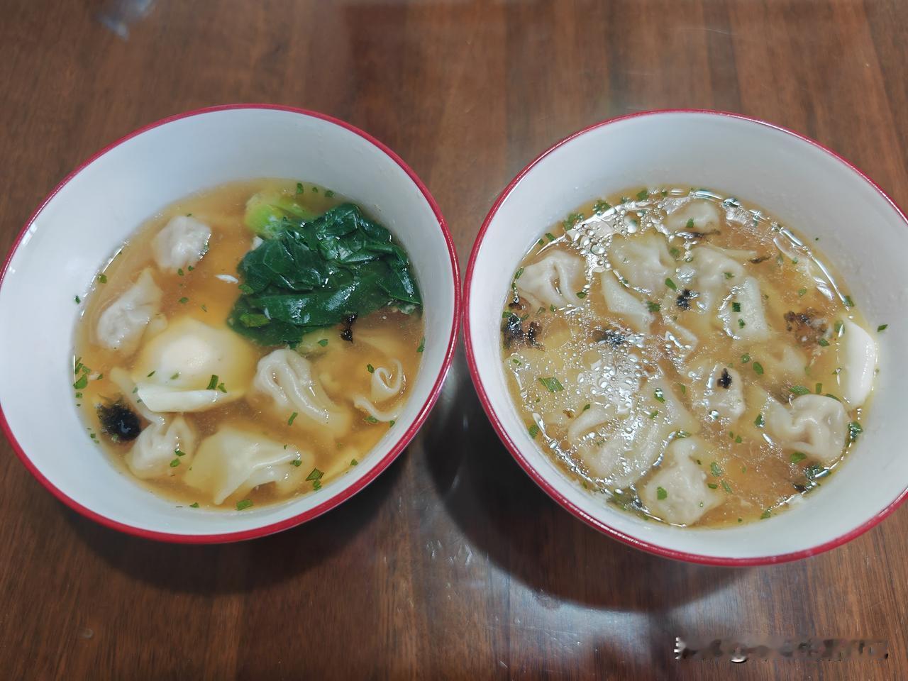 周天儿子儿媳睡懒觉，我和孙子起的早，他在客厅里玩一会儿，我也看了一会头条，不管两