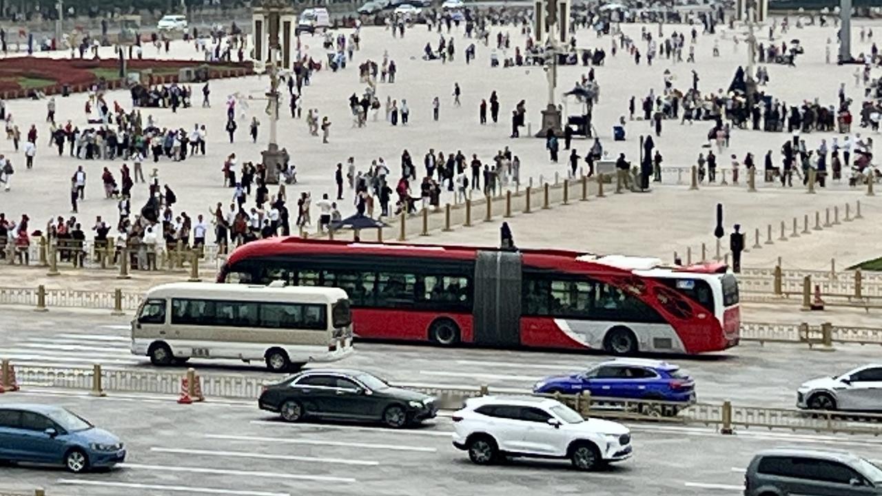 到京城，最不该错过的风景线是乘坐＂大1路＂。1路公交车是北京最早、最长的一条公交