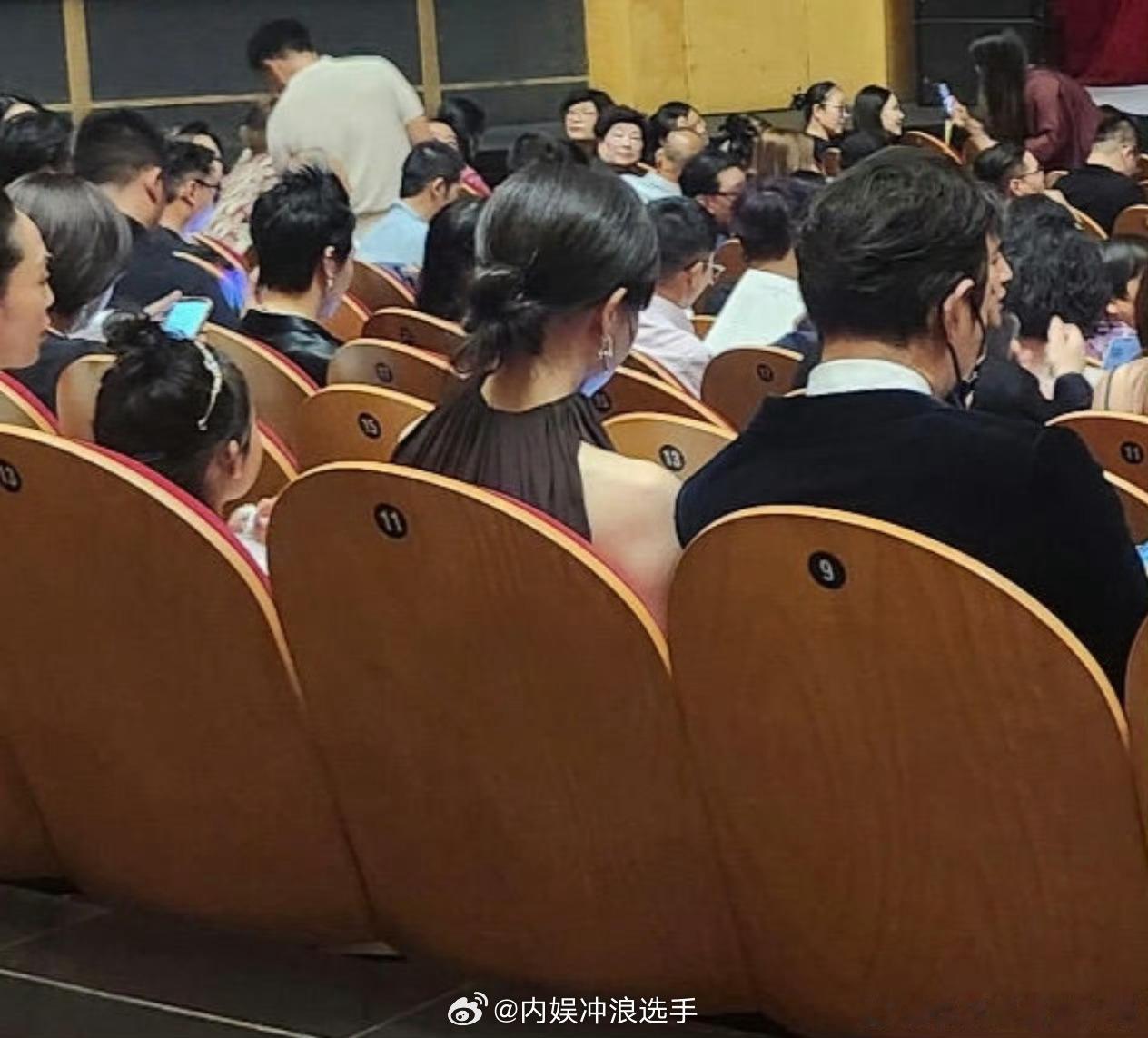 罗晋唐嫣一家三口同框罗晋唐嫣参加女儿学校活动 罗晋唐嫣参加女儿学校活动，罗晋也去