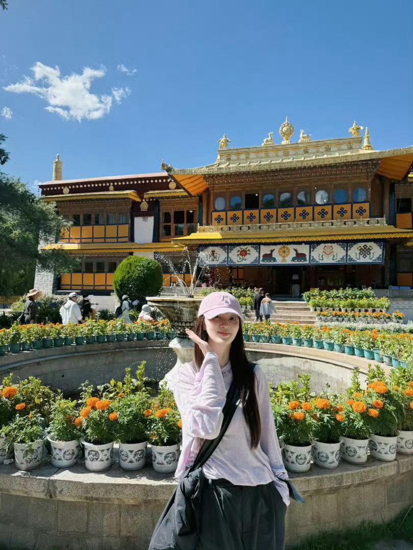 李沁插着鼻氧管自拍李沁西藏游plog 纳木错湖畔留下旅途印记，高反难受也不忘自拍