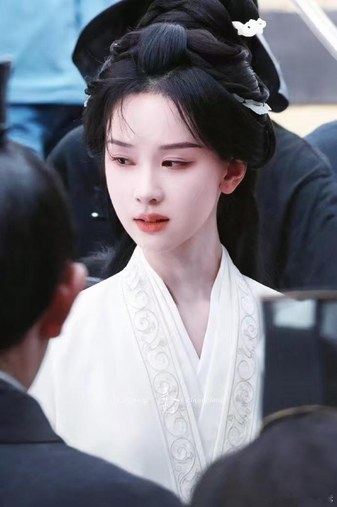 陈都灵白衣骑马仙飒一体 被陈都灵白衣骑马造型暴击！白衣如雪衬得她气质出尘，双腿夹
