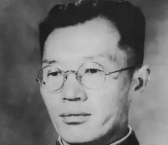 1942年，万毅被捕，蒋介石密令处决他，万毅顿找了根绳子，翻墙出逃，谁知，刚出玉