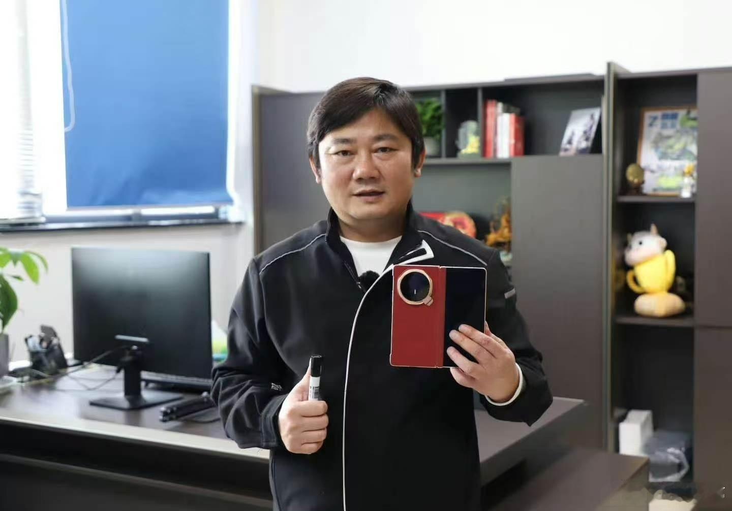 张雪机车将造电摩大家看张雪用的什么手机？这波国货的强强联合真飒啊。 