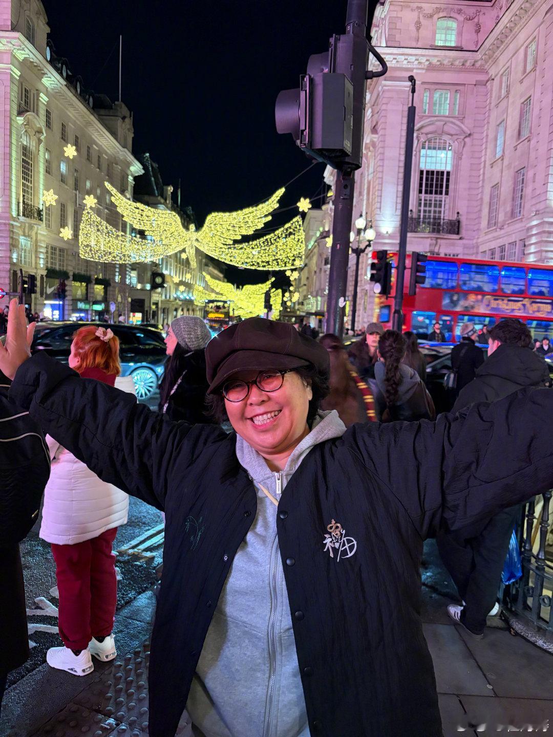 杜海涛妈妈在伦敦陪读很开心杜海涛妈妈在伦敦陪读杜海涛妈妈在伦敦陪读好会享受，看夜