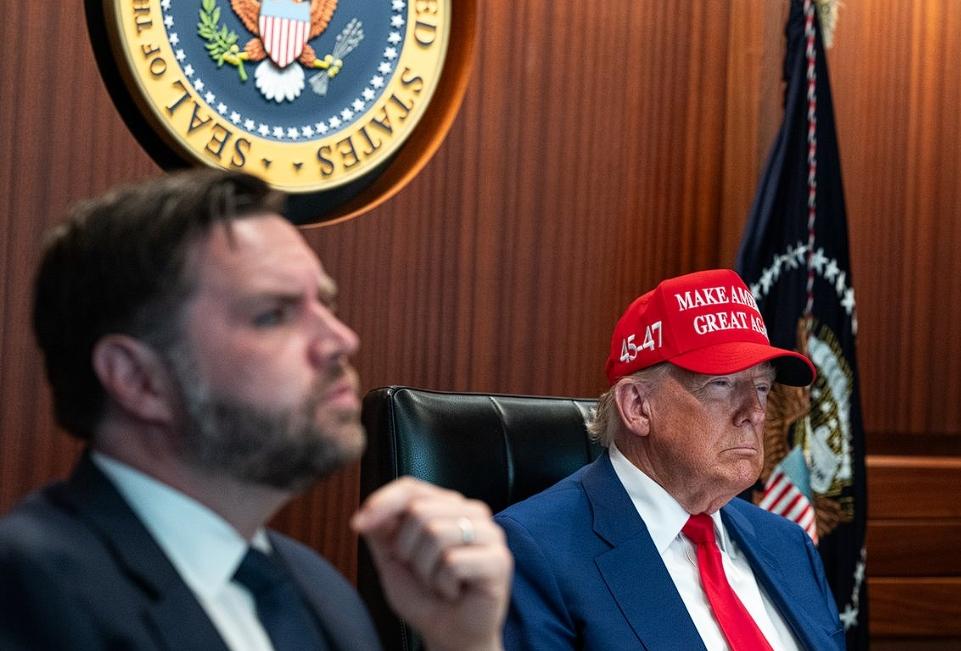 离谱！美军3艘主力舰接连起火，特朗普竟要核打击伊朗
 
美国海军最近彻底“火”了