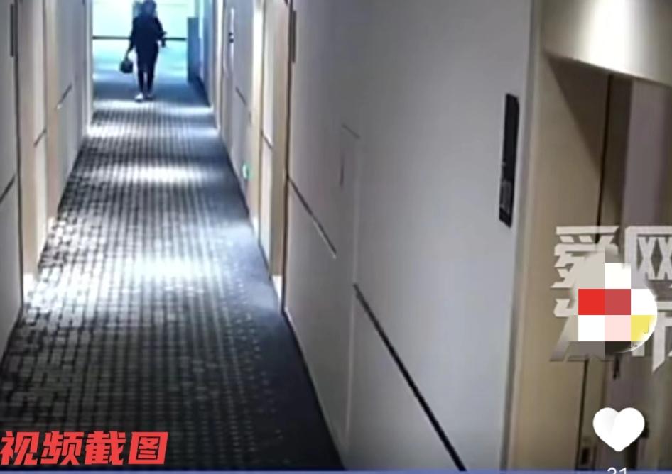 有女生订外卖，只不过这次外卖的订单让女生没有想到超时了。

此刻女生看到自己的外