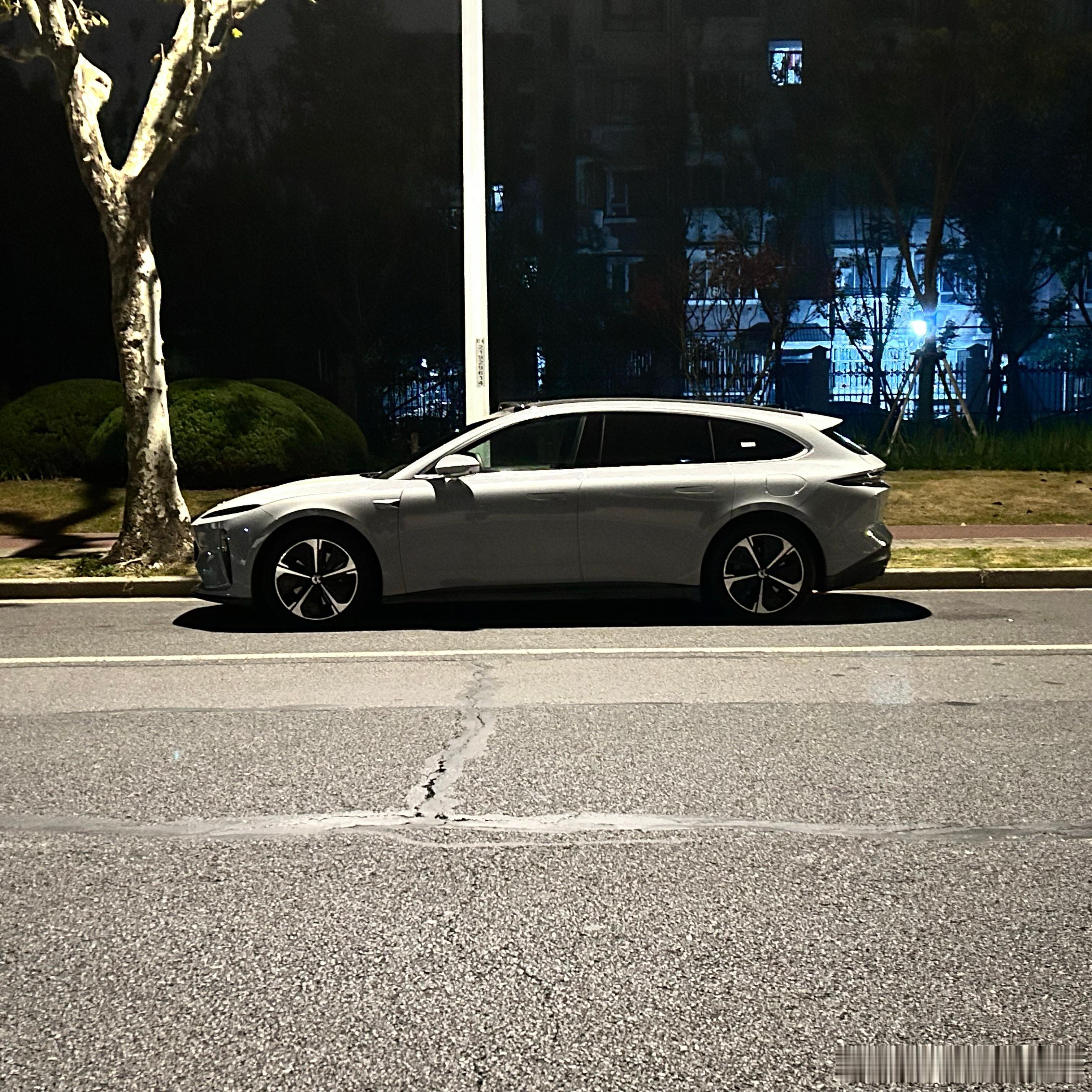 终于下班了。。年底了，项目忙到不行[允悲]大家待会儿7点叫我起床去公司[二哈]好