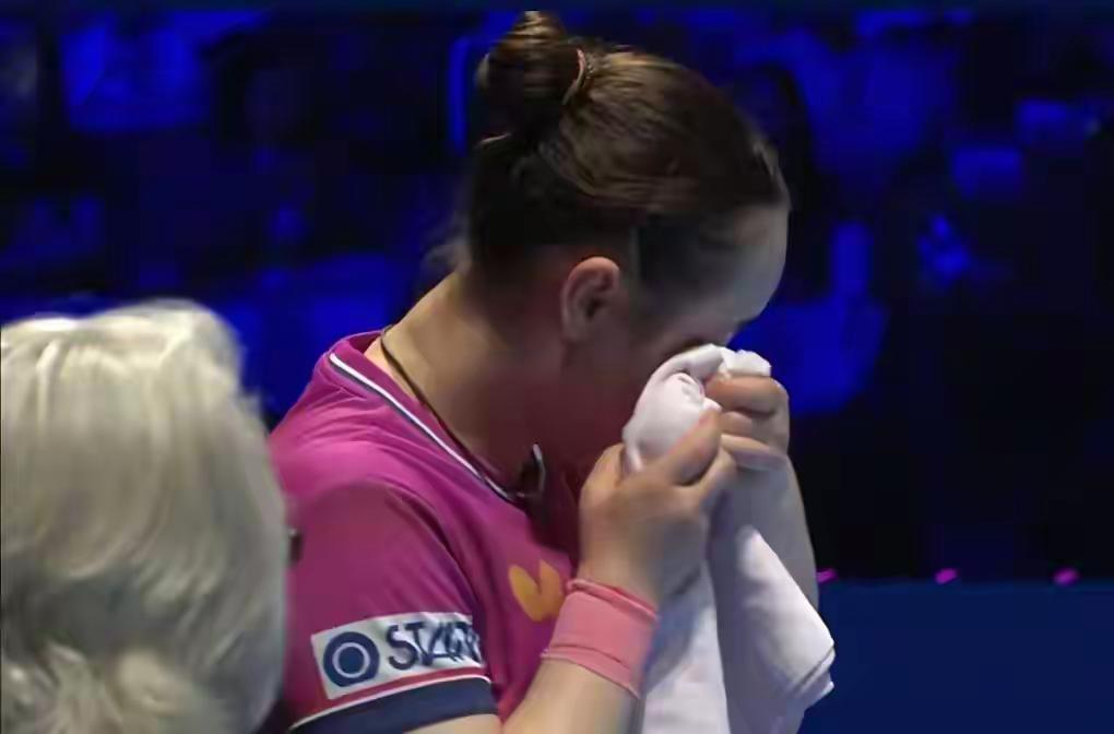 【被王曼昱横扫，伊藤美诚赛后痛哭一场】太惨了，伊藤这次真被打崩了。
没有教练的她