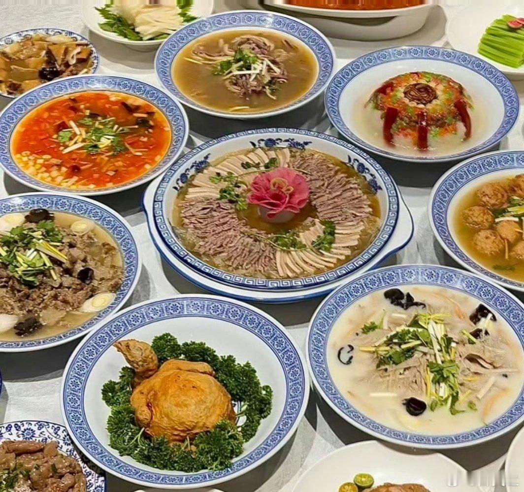 当世界遇上热辣中国年外交官丝滑品味河南宴  外交官们举箸尝豫菜，在牡丹燕菜里读懂