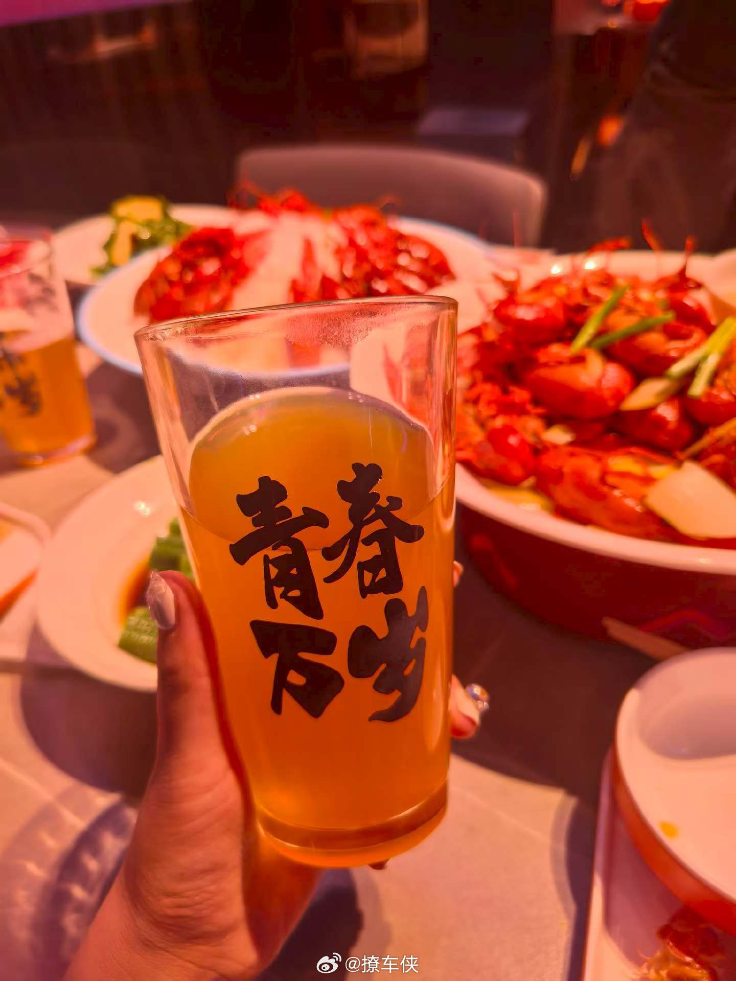 朋友圈里又开始馋我了今年的第一顿小龙虾已经吃上了蒜泥的，十三香的，干煸的，清水的