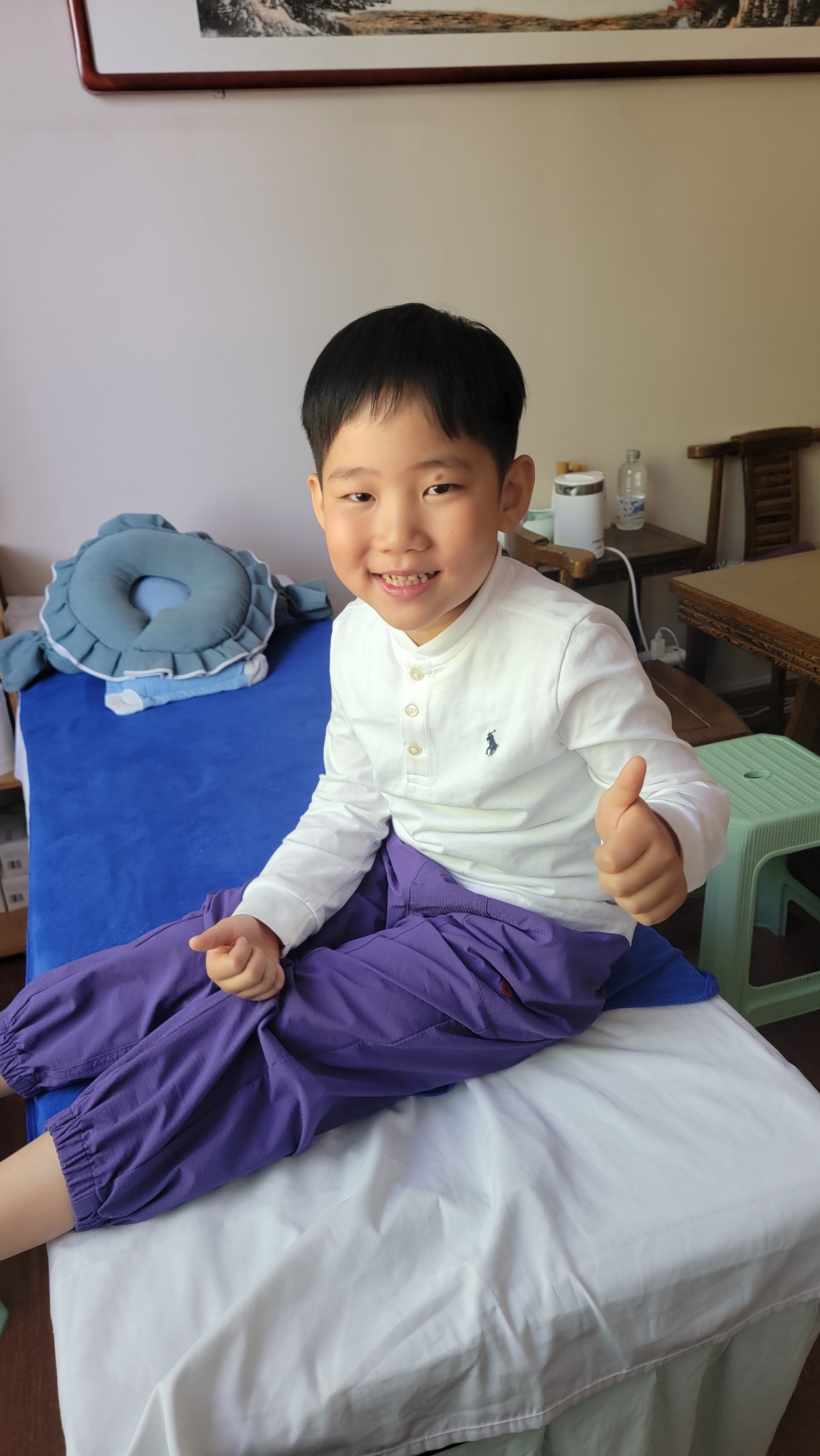 小孩子不吃苦，终究难成大器老话常说，年少不吃苦，长大必平庸从小一帆风顺，未经风雨