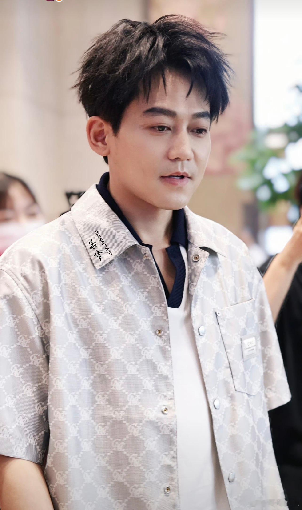 苏醒央视湖南双台主持苏醒是2007届《快乐男声》全国亚军，同届选手有陈楚生（冠军